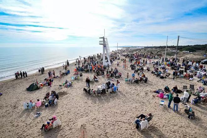Cientos de personas celebran el Año Nuevo en la playa de La Marina disfrutando del buen tiempo