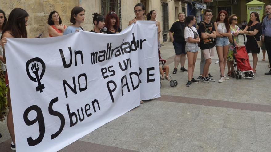 La manifestación ha estado encabezada por un cartel que decía &quot;Un maltratador no es un buen padre&quot;