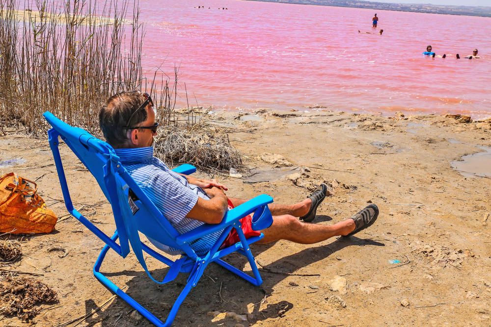 Baños de sol y sal en la laguna rosa de Torrevieja