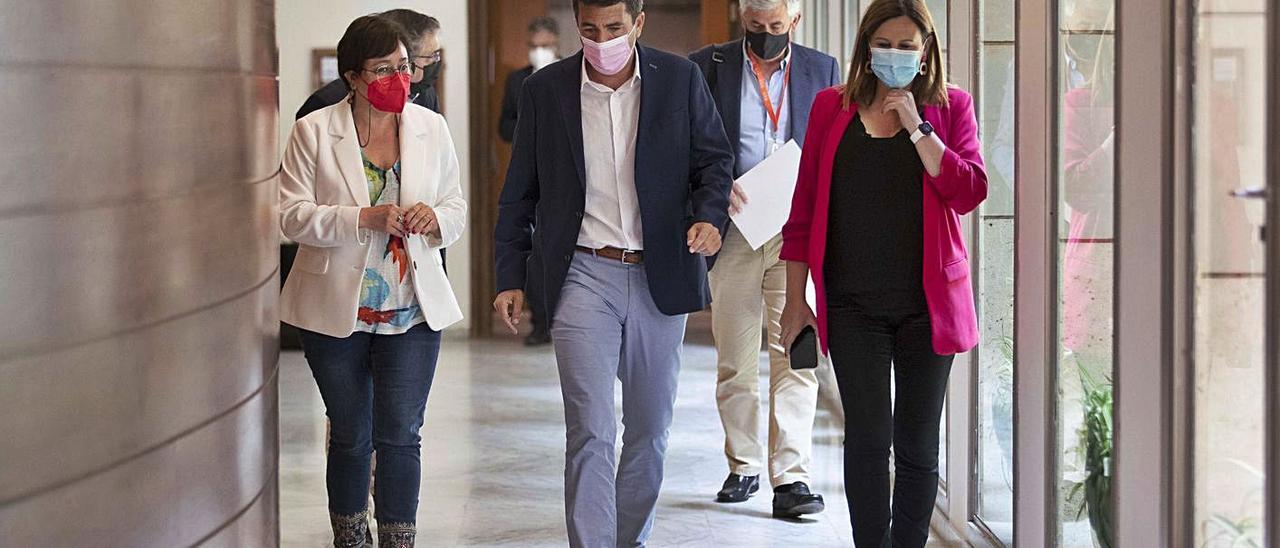 Carlos Mazón, ayer en los pasillos de las Corts antes de comparecer, secundado por Catalá. | J. M. LÓPEZ