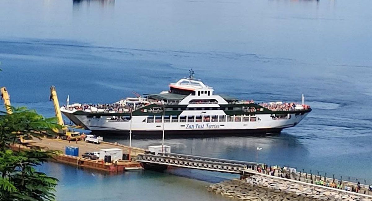 Imagen de uno de los ferries repletos de civiles que huyen de la ciudad mozambiqueña de Palma.