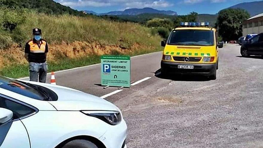 Control de Protecció Civil als accessos a l&#039;Alta Garrotxa.