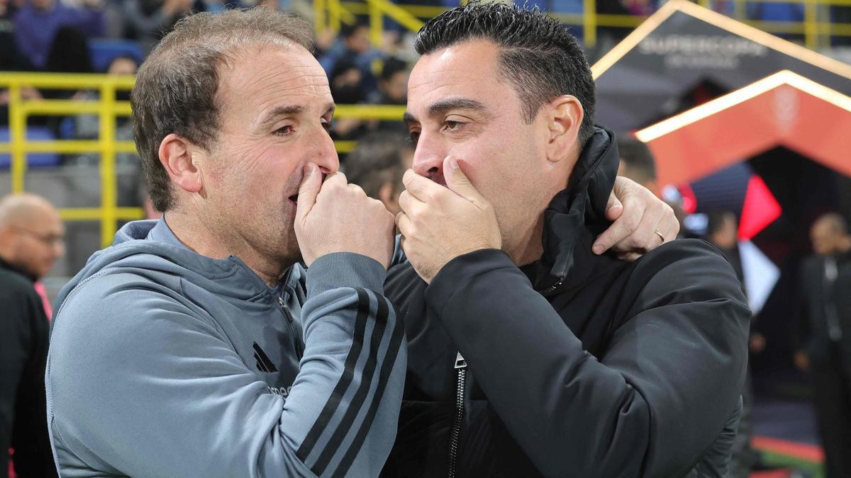 Jagoba Arrasate y Xavi Hernández conversan antes del Barça-Osasuna de Riad.