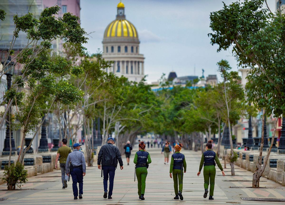 Agentes de policía caminando por el paseo del Prado de La Habana. 