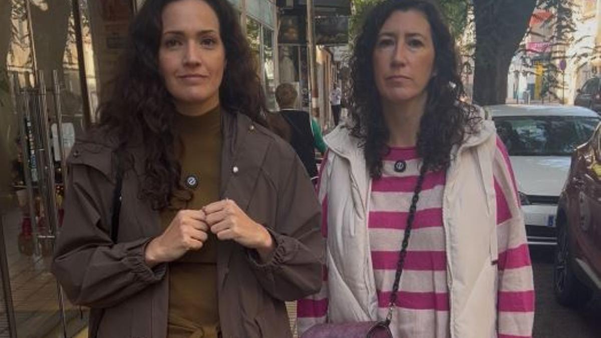 Núria Hinojosa y Amanda Fernández, en la Avinguda del Torrent de Manacor.