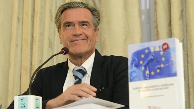 López Aguilar en la presentación de su libro en el Gabinete Literario.
