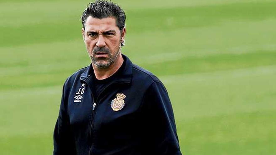 Javier Olaizola observa a sus jugadores durante un entrenamiento en Son Bibiloni.