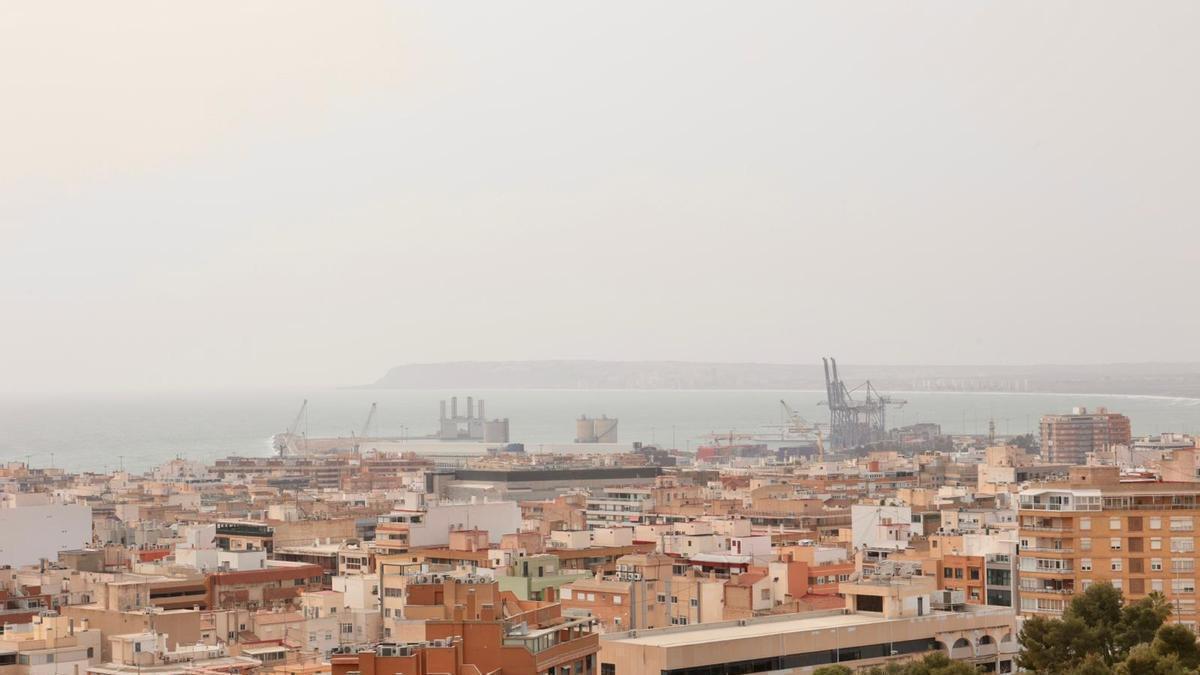 El tiempo en Alicante: la AEMET avisa de la llegada de niebla y polvo en suspensión