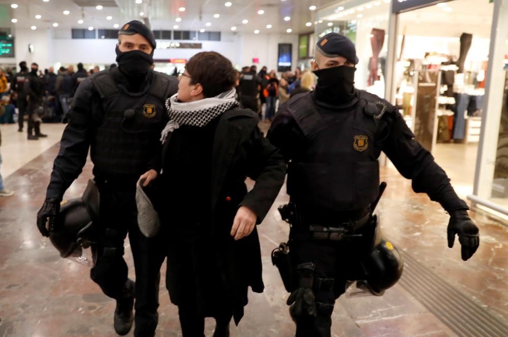 Protesta de los CDR en la estación de Sants