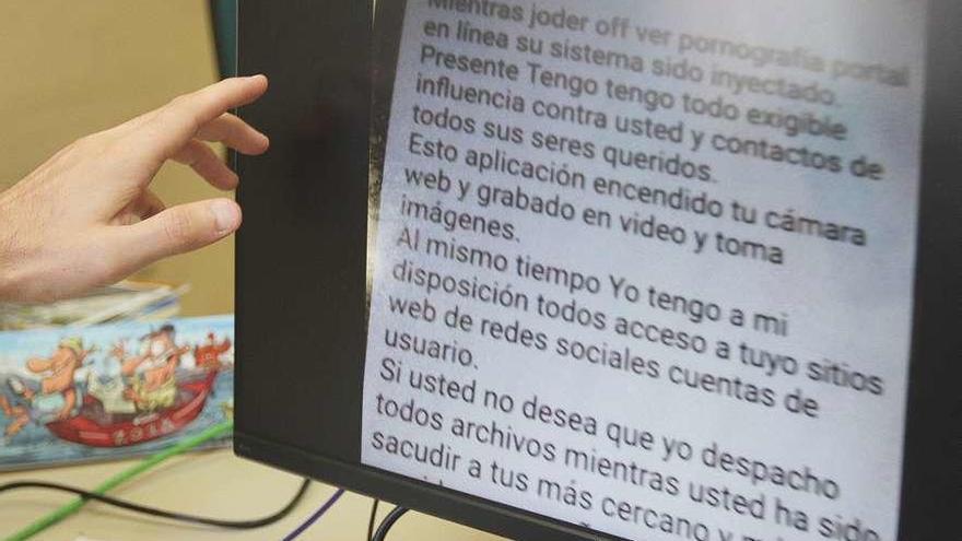 Un wasap fraudulento, escrito en un precario español, que busca amedrentar para estafar. // Iñaki Osorio