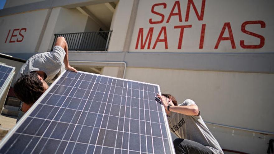 Las placas solares instaladas en la azotea del centro.