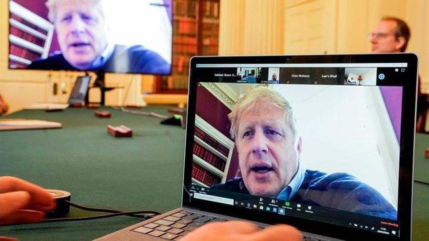 Boris Johnson se mantiene aislado porque sigue con fiebre por el coronavirus