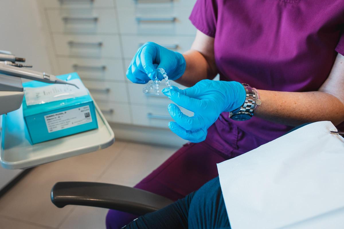 La ortodoncia invisible Invisalign está basada en la colocación de unos alineadores transparentes que se fabrican a medida para cada paciente.