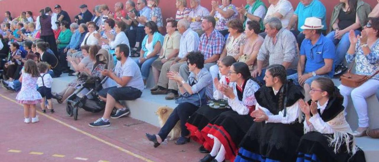Público asistente al encuentro folclórico organizado en Dena. // FdV