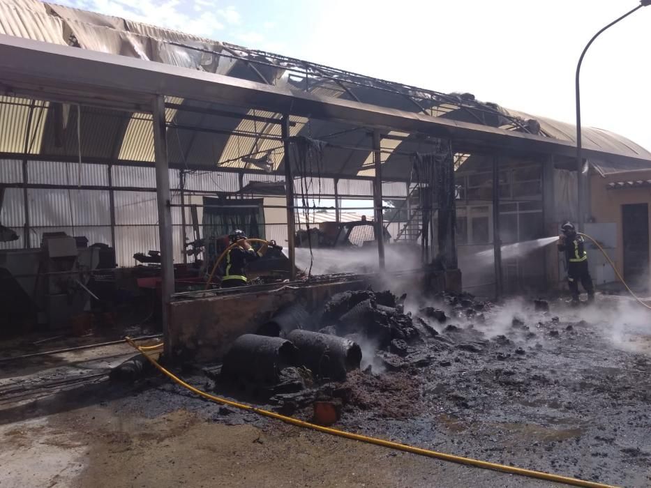 Un incendio en una nave de Santa Gertrudis declarado ayer por la tarde destruyó unos invernaderos situados en una finca de cultivo de Santa Eulària