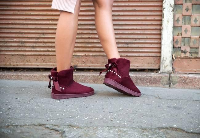 Mujer con botas estilo UGG por la calle