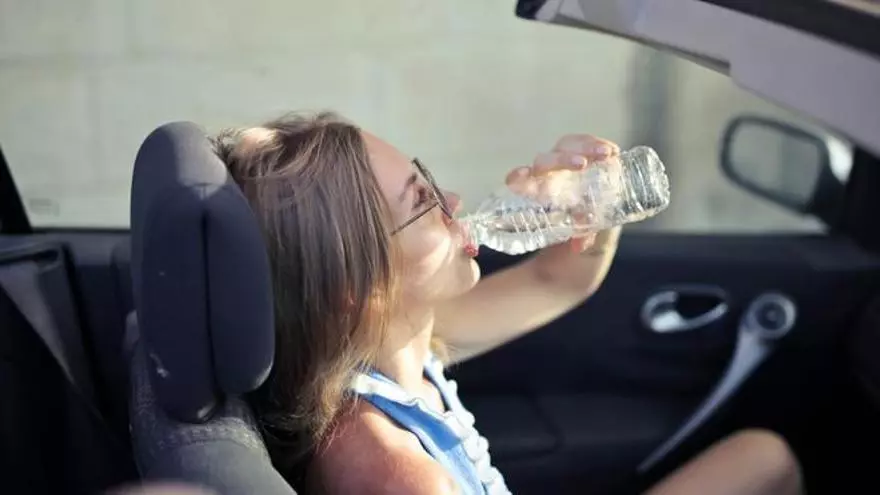 Esta es la multa que te pueden poner por beber agua al conducir