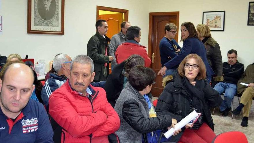 Huerga (de pie a la izquierda) con militantes del PSOE en la sede local.