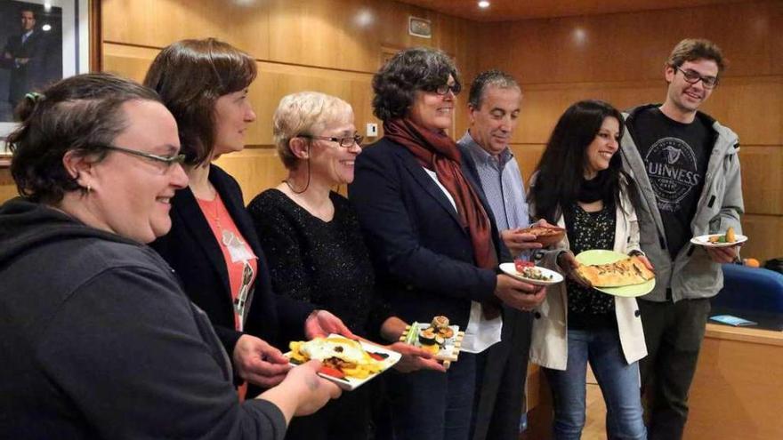 Noelia Conde, Juana Pérez, Eva García de la Torre y Marcelino Coto, con tres hosteleros . // A. Hernández