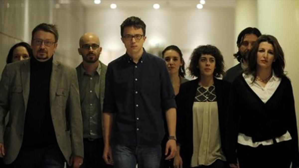 Xavier Domènech (En Comú Podem) e Íñigo Errejón, con otros miembros del equipo negociador de Podemos.