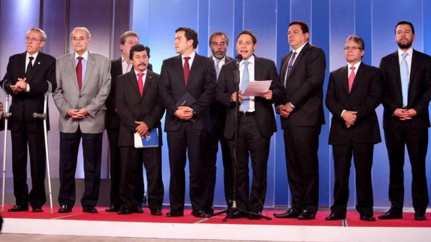 El presidente del Senado Mauricio Lizcano (4d) y los jefes de los partidos políticos de Colombia, en una reunión para explorar los caminos a seguir tras la derrota sufrida en el plebiscito. // Efe