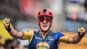 Limoges (France), 08/07/2023.- Danish rider Mads Pedersen of team Lidl-Trek crosses the finish line to win the 8th stage of the Tour de France 2023, a 201km race from Libourne to Limoges, France, 08 July 2023. (Ciclismo, Francia) EFE/EPA/CHRISTOPHE PETIT TESSON