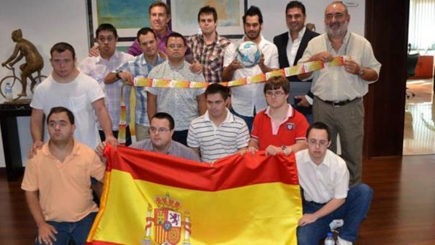 Los jóvenes de Assido en la sede de la Federación Murciana de Fútbol.