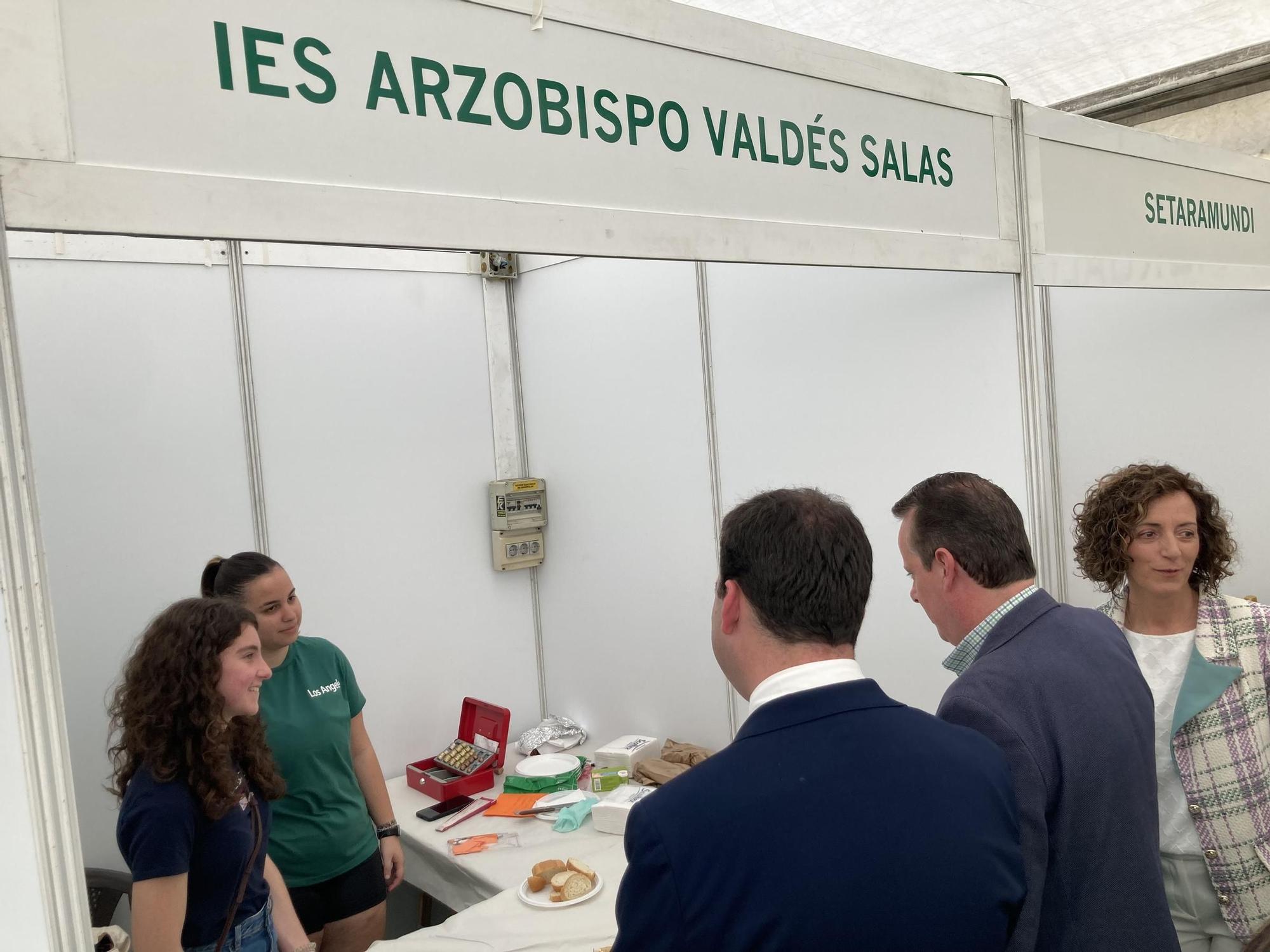 El consejero charló con las alumnas del IES Arzobispo Valdés-Salas