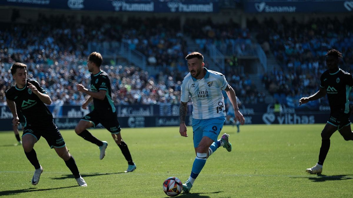 Dioni, frente al Atlético Baleares en La Rosaleda.