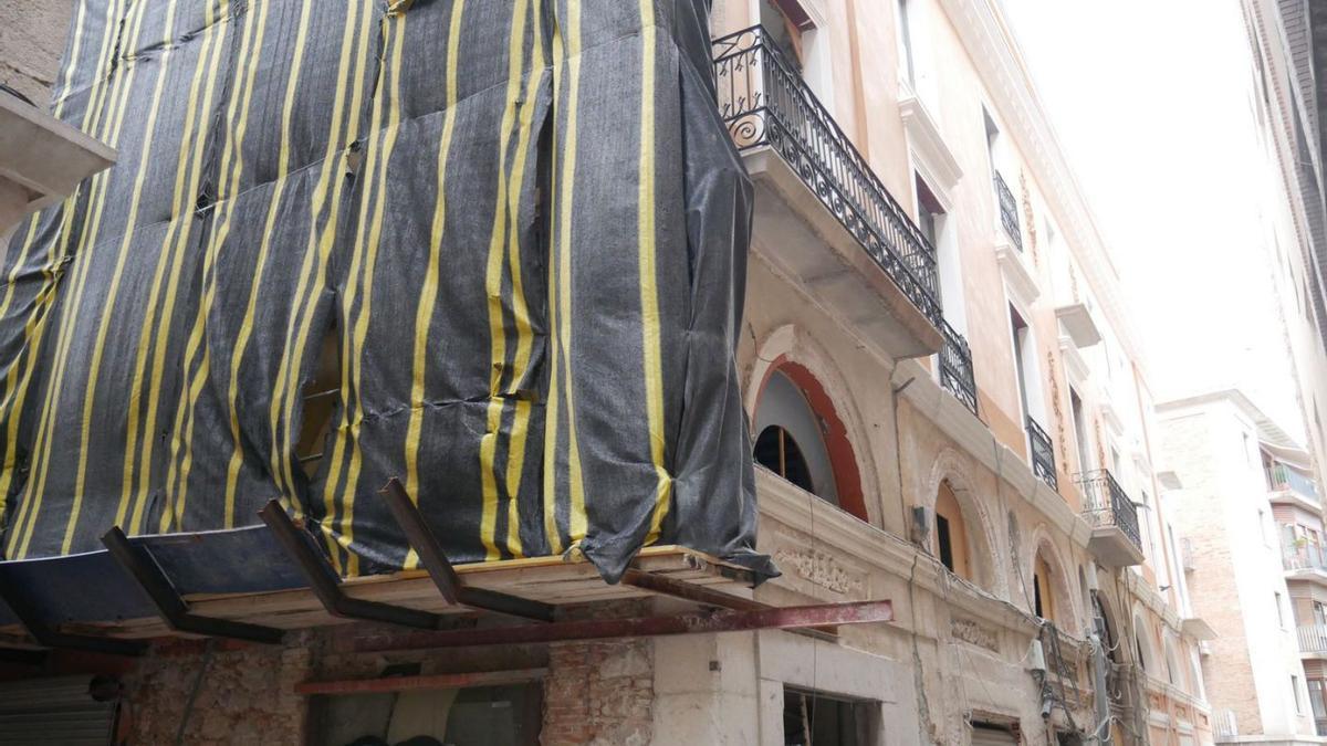 Un edifici en rehabilitació a la ciutat de Figueres. | JUDITH BARCELÓ