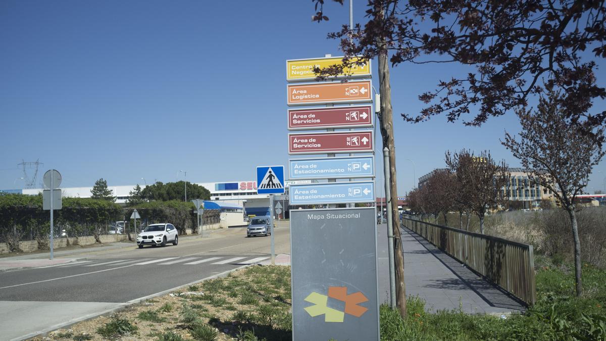 Acceso al Centro de Transportes y Logística de Benavente.