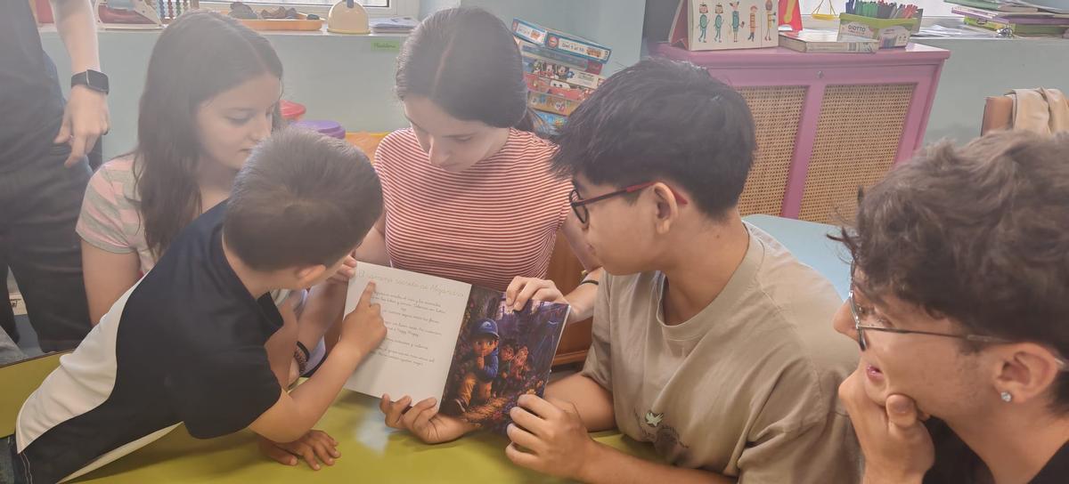 Lectura compartida entre alumnos del colegio.