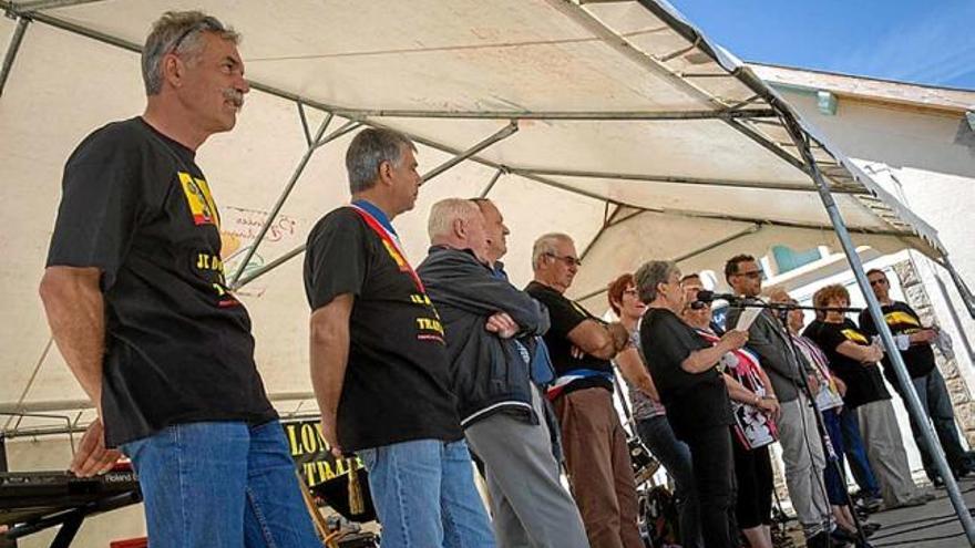 Membres de l&#039;Associació d&#039;Usuaris del Tren Groc en una manifestació