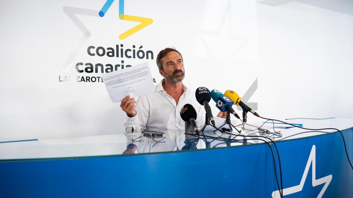 Pedro San Ginés durante la rueda de prensa ofrecida, hoy, en la sede de CC en Arrecife para aclarar asuntos relacionados con la adquisición de su vivienda en la capital de Lanzarote.