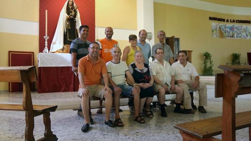 Colaboradores y miembros del grupo parroquial de San Pío X delante de la Virgen del Carmen, con Ana Castillo en el centro.