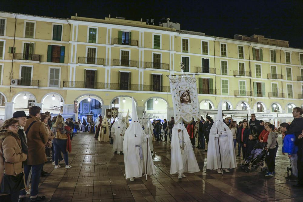 Una concurrida procesión de los Estandartes abre la Semana Santa en Palma