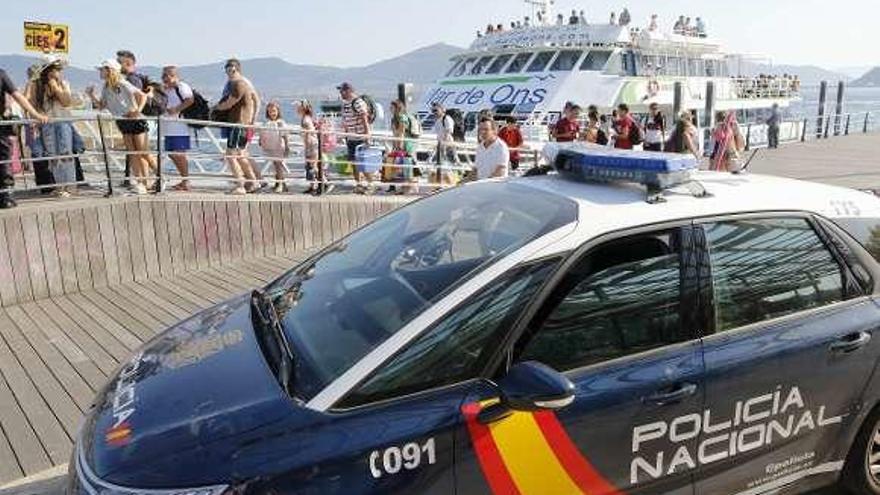 Despliegue policial ayer en los barcos que van a Cíes. // Alba Villar