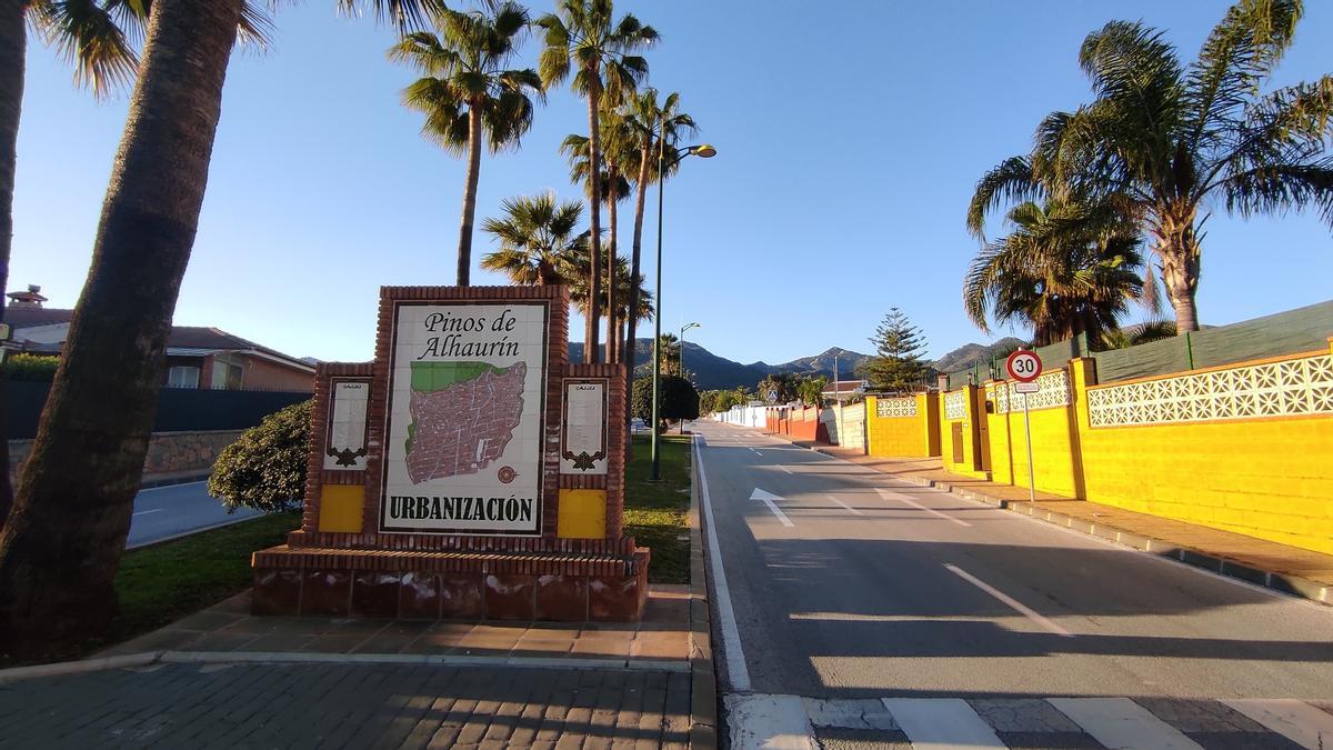 Entrada a la urbanización de Pinos de Alhaurín