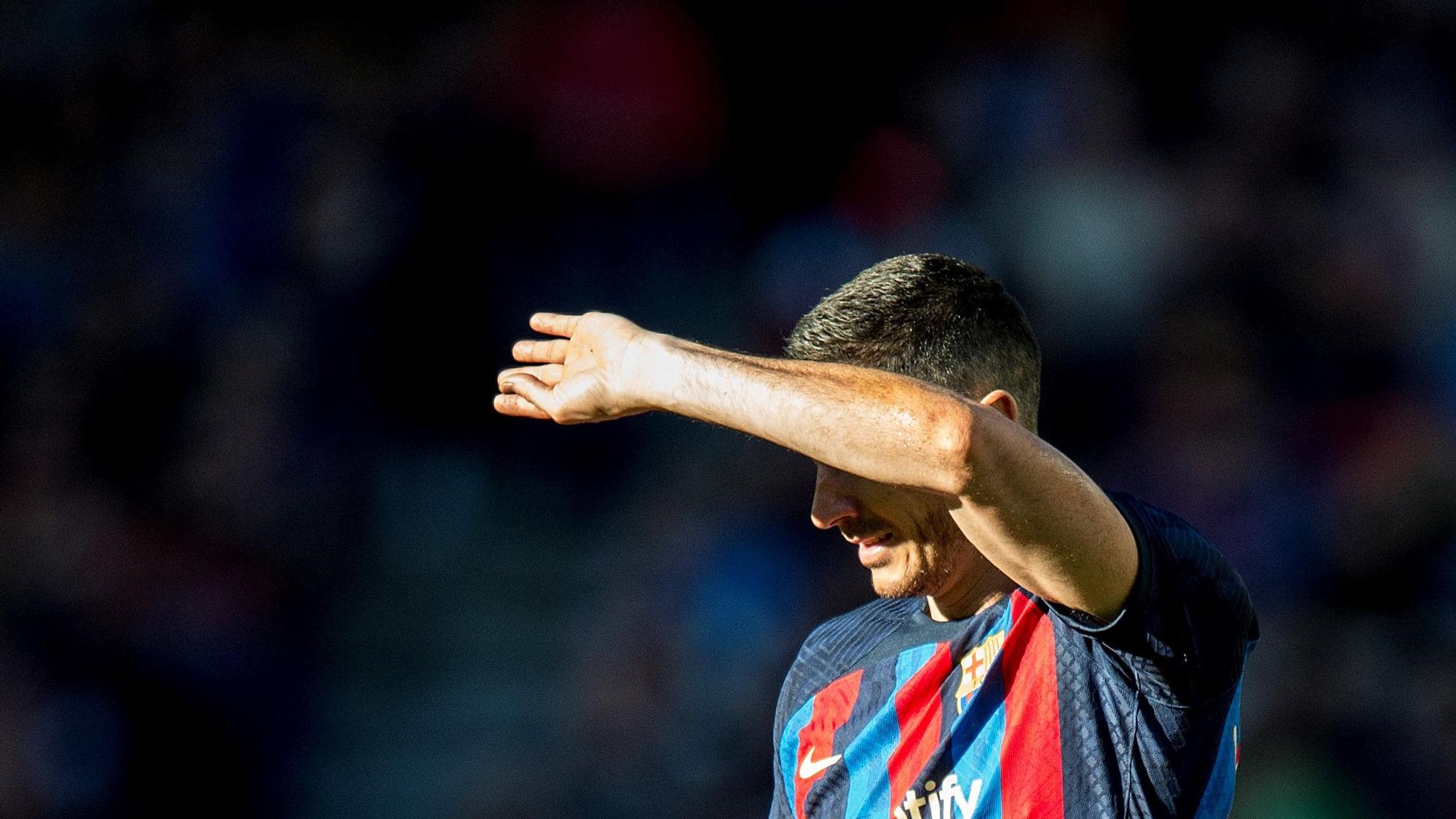 Lewandowski se protege del sol durante el derbi contra el Espanyol en el Camp Nou.