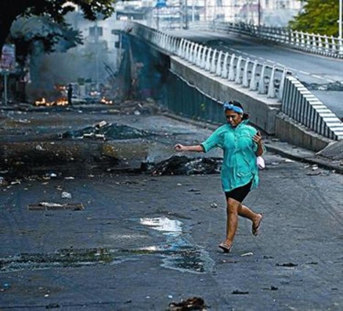 Un carrer de Bangkok, ahir, després dels enfrontaments. Un carrer de Bangkok, ahir, després dels enfrontaments.