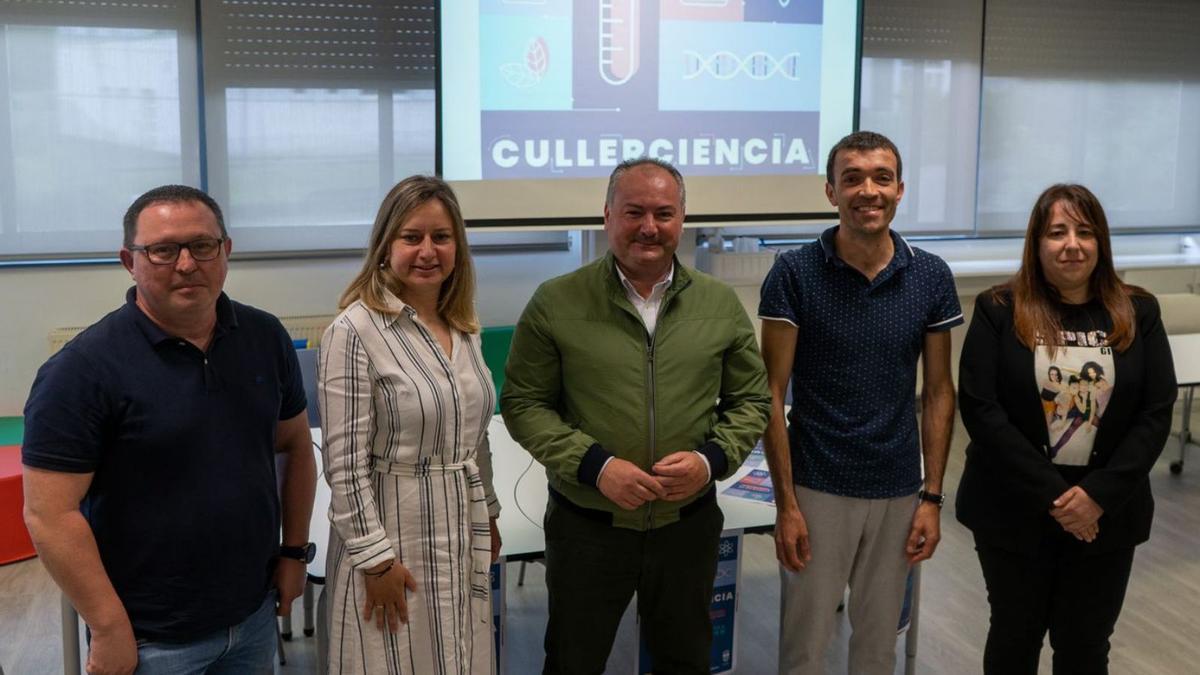De izda. a dcha., Lemiño, García, Rioboo, Muñoz y Méndez, ayer, en la presentación, en el colegio.