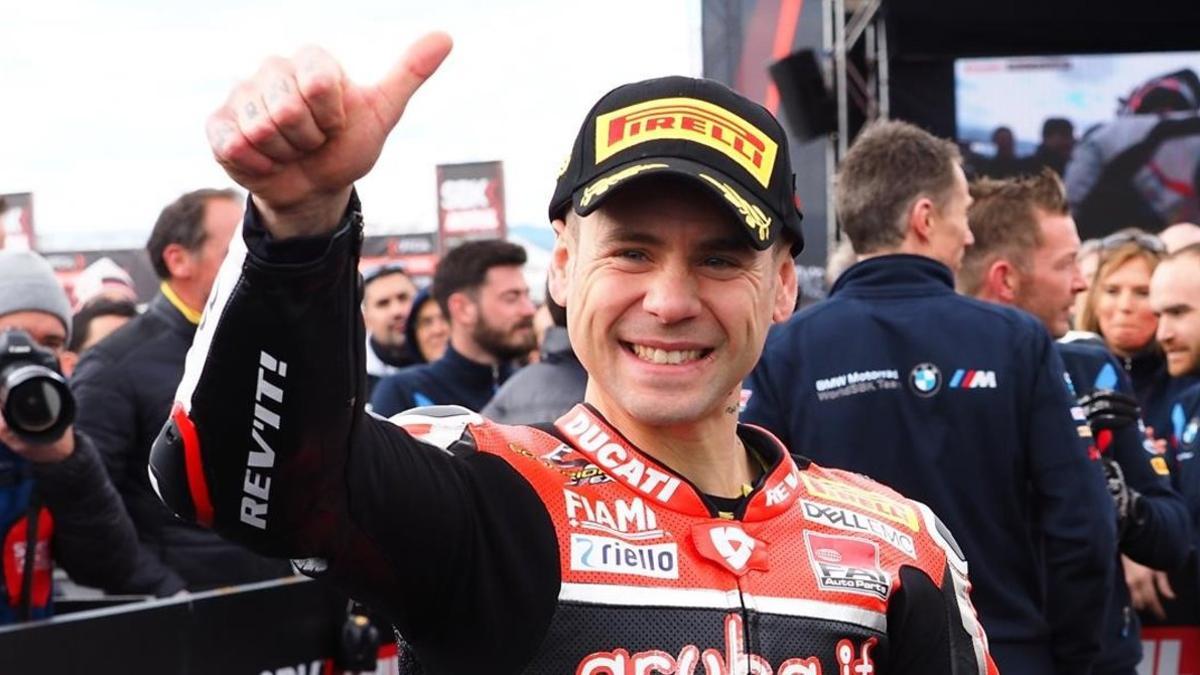 Álvaro Bautista (Ducati) no para de levantar su dedo triunfador en el Mundial de Superbikes.