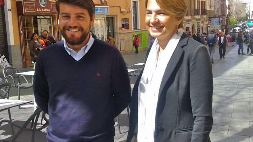 Los regidores del PP Javier Bonet y Marga Durán en la calle Oms.