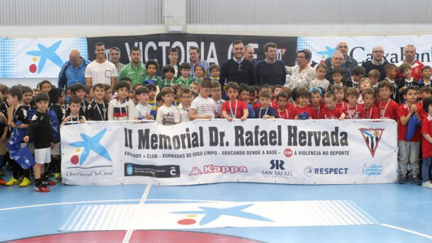 Lucas Pérez, con los niños en el Memorial 2016.