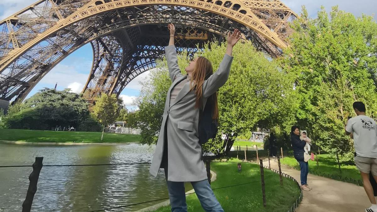 Maria Lozano, davant de la Torre Eiffel, a París.