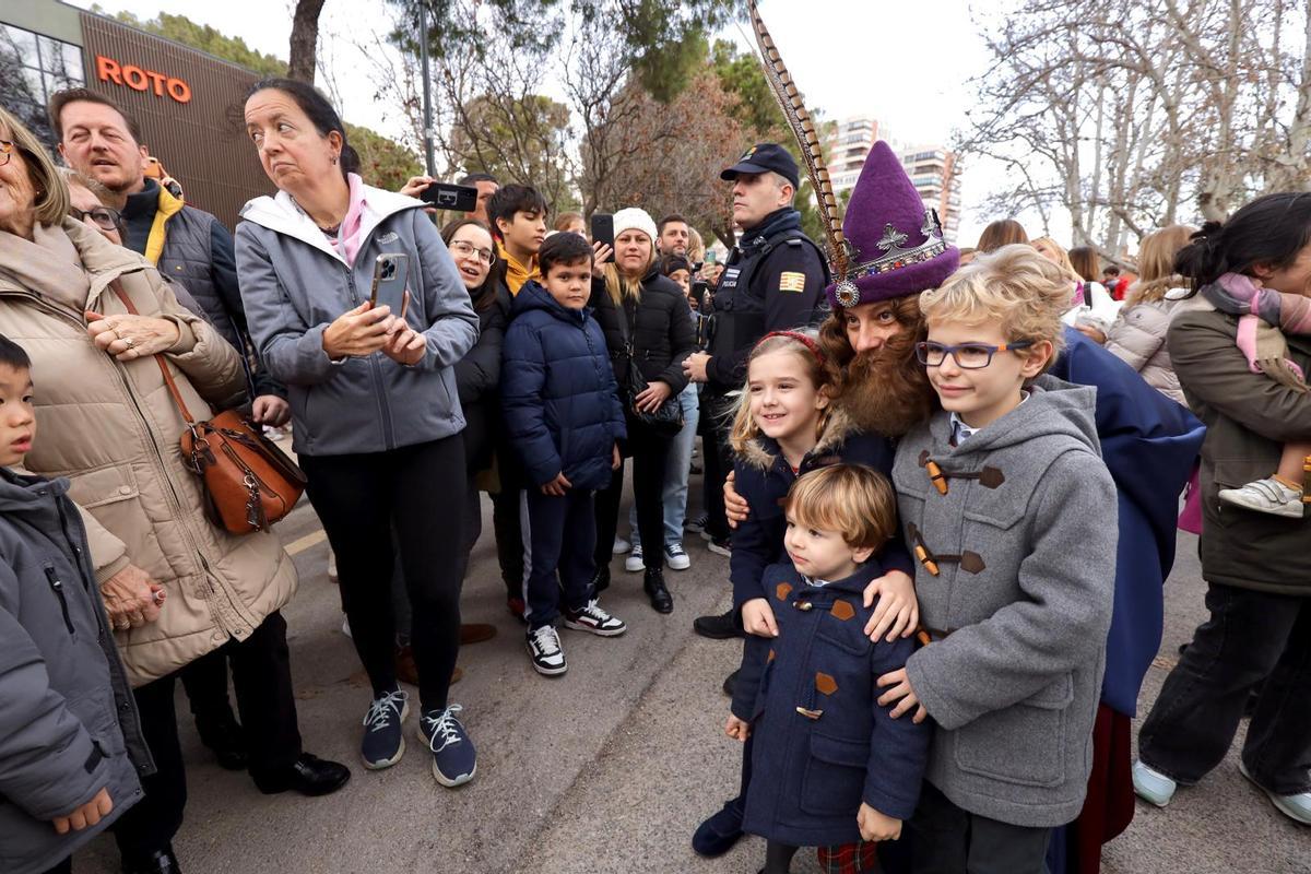 En imágenes | Los Reyes Magos ya están en Zaragoza: miles de familias los reciben en el Parque Grande