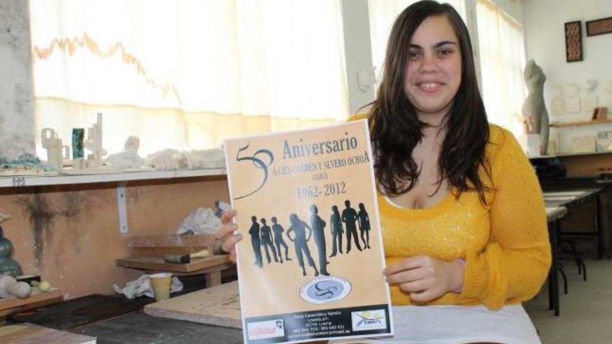 Lorena Fernández, con el cartel que anuncia los cincuenta años de historia del instituto, diseñado por ella.