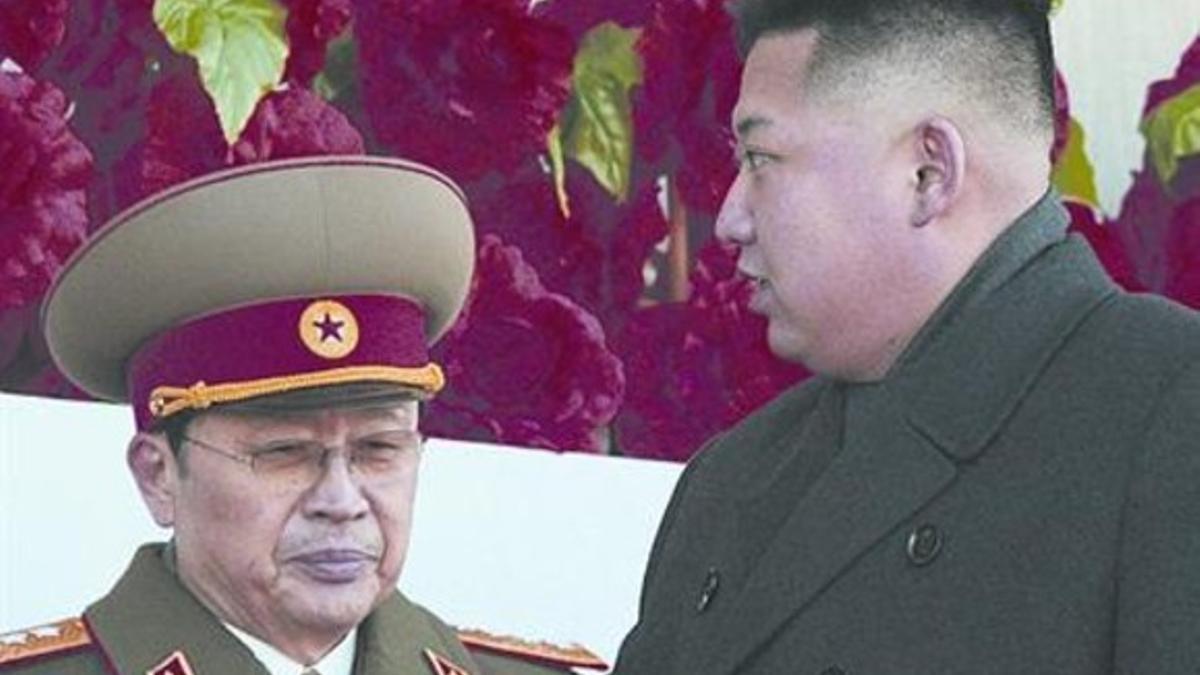 Jang Song-thaek (izquierda), junto a Kim Jong-un, en febrero del 2012.