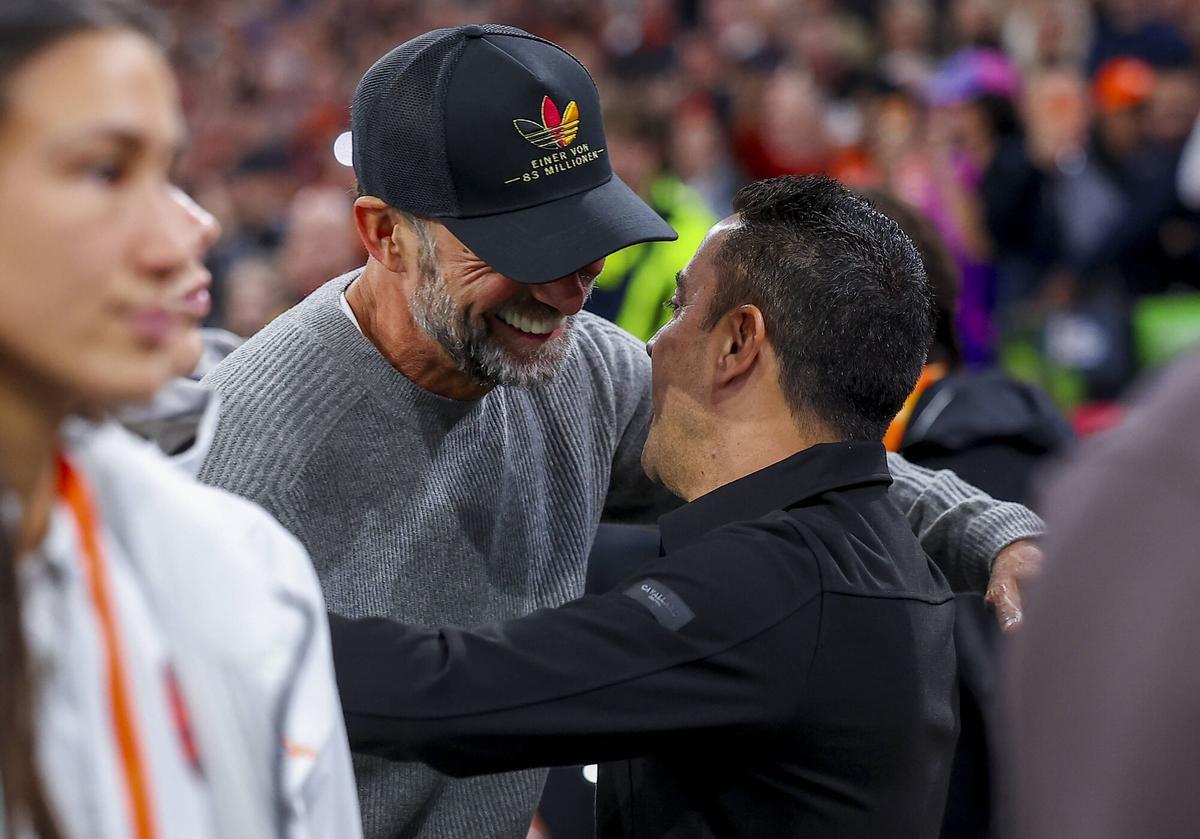 Klopp y Xavi se saludan antes del partido