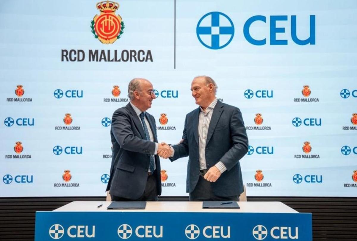 Andy Kohlberg y Javier Tello se estrechan la mano.